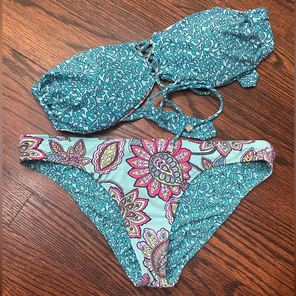 🩶 VERA BRADLEY Reversible Bikini in Turquoise Paisley size M